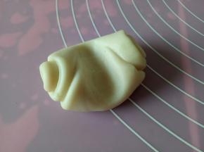 取一个小卷像图中那样用手指在中间压一下