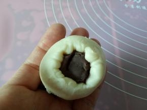 包入豆沙，收口捏紧，彩色的面块无需包馅