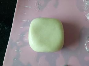收口向下，借助刮板整形成正方形（有模具的可以直接用模具整形，饼干或凤梨酥的都可以）