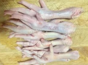 鸡爪去指甲，用清水泡洗