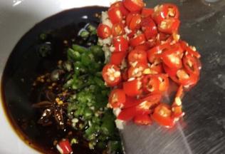 放入青红俩种辣椒末