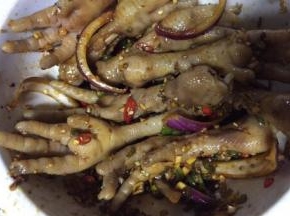 放入鸡爪一起再次搅拌均匀