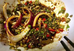 把碗里的佐料搅拌均匀