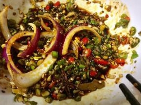 把碗里的佐料搅拌均匀