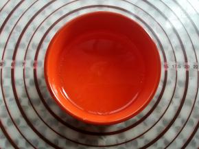 糖碗里加入开水，玉米油融化白砂糖