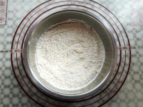 蛋糕粉里加入泡打粉混合均匀