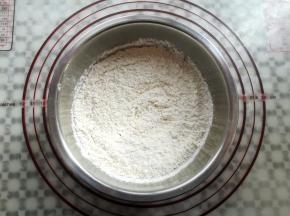 蛋糕粉里加入泡打粉混合均匀