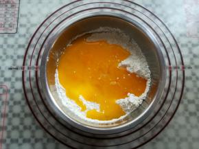 把蛋液加进面粉里