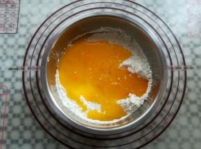 把蛋液加进面粉里