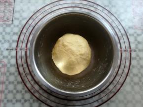 带上一次性手套把面团揉成团带上保鲜膜松弛20分钟