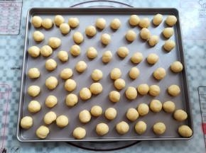 面团分成5克大小的小剂子