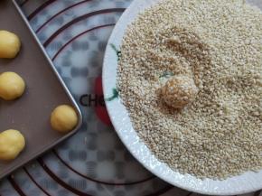 小面团抹适量的水沾上白芝麻