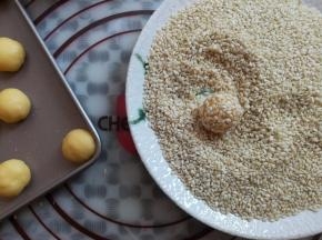 小面团抹适量的水沾上白芝麻