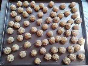 所有的小面团依次沾满芝麻