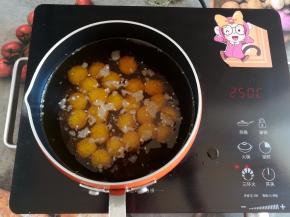 油锅中小火烧到7成热，小面团放到油锅里