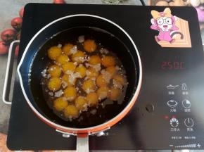 油锅中小火烧到7成热，小面团放到油锅里