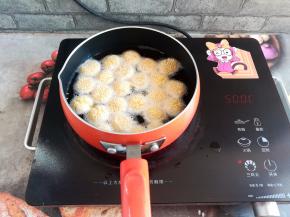 小面团浮到油面的时候转中大火炸2分钟