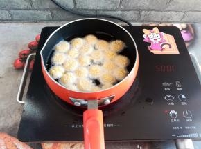 小面团浮到油面的时候转中大火炸2分钟