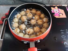 团炸到表面金黄有裂口就可以了