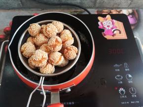 开口笑出锅前转中火，用滤网捞出沥干油