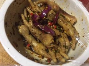 盖上保鲜膜，放入冰箱保存四小时