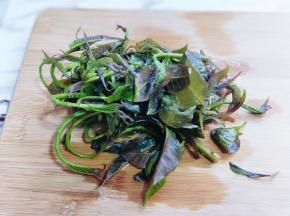 首先将香椿洗干净，淋干水份。