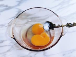 鸭蛋敲碗里，加入盐。