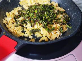 再把切好的香椿加入。