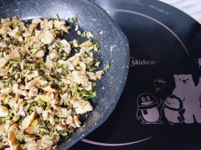 快速翻炒均匀即可将电磁炉断电。