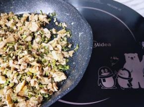 快速翻炒均匀即可将电磁炉断电。