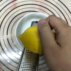 柠檬洗干净表面，皮用柠檬刨刀刨出，注意只要黄色部分。