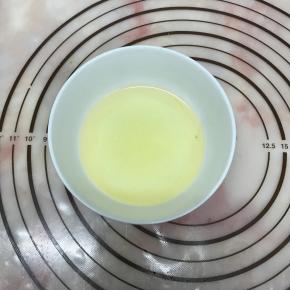 柠檬汁挤出，加入玉米油中，拌匀备用。