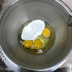 鸡蛋打入盆中，加入细砂糖、盐拌匀。