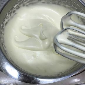 隔热水将蛋液加热到40至50度，用电动打蛋器高速将蛋液打发。将打蛋器提起，蛋液缓慢滴落且保持纹路即打发成功。（全蛋打发时间较长，大概用了4分钟。）