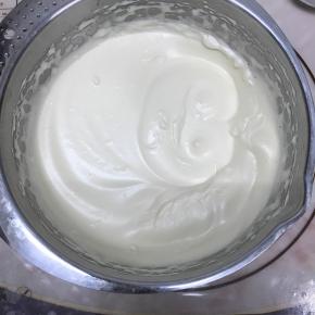 打蛋器转低速整理一下蛋液气泡。