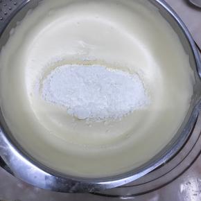 将提前过筛的低筋面粉加入蛋糊中，刮刀用翻拌手法拌匀。