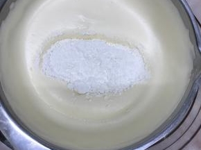 将提前过筛的低筋面粉加入蛋糊中，刮刀用翻拌手法拌匀。