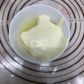 取一小部分拌好的面糊加入柠檬汁、玉米油混合物中，拌匀。