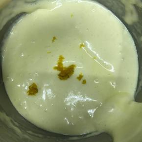 加入柠檬皮屑继续用翻拌手法拌匀。