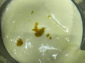 加入柠檬皮屑继续用翻拌手法拌匀。