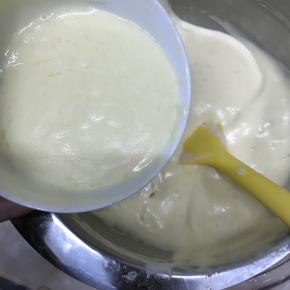 再将拌好的混合物倒入面糊中，稍微拌匀。