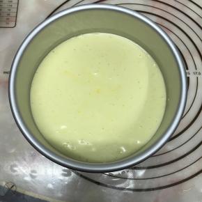 将面糊糊倒入学厨6寸戚风模具中