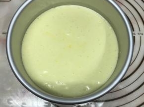 将面糊糊倒入学厨6寸戚风模具中