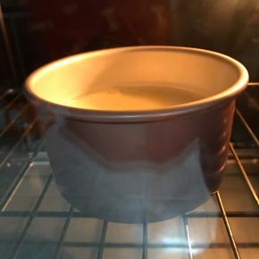 放入预热好150度的烤箱中，烤45分钟。出炉放烤网上放凉。