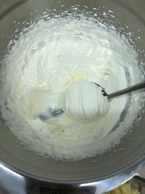 取100克淡奶油加入8克细砂糖，打至7分发备用。薯片捏碎。