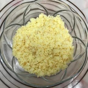 脱模后切二分之一蛋糕体，捏碎。