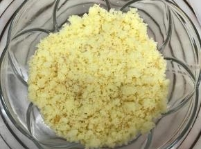 脱模后切二分之一蛋糕体，捏碎。