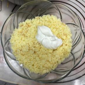 分次打发好的淡奶油到蛋糕碎中