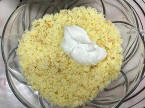 分次打发好的淡奶油到蛋糕碎中