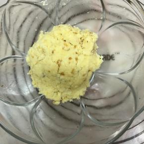 搅拌成蛋糕碎可以成团即可。